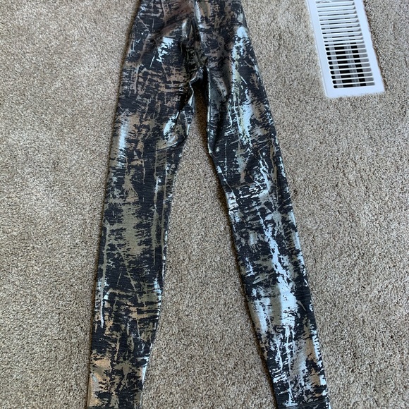 NWOT LULULEMON Wunder Under Size 2 - Picture 2 of 3